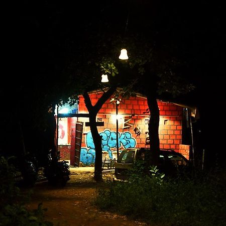 Bricks And Bamboo Hostel Anjuna Exterior photo