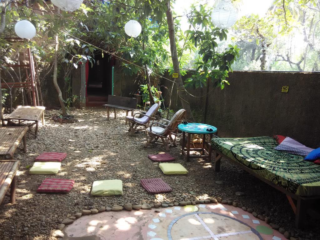 Bricks And Bamboo Hostel Anjuna Exterior photo