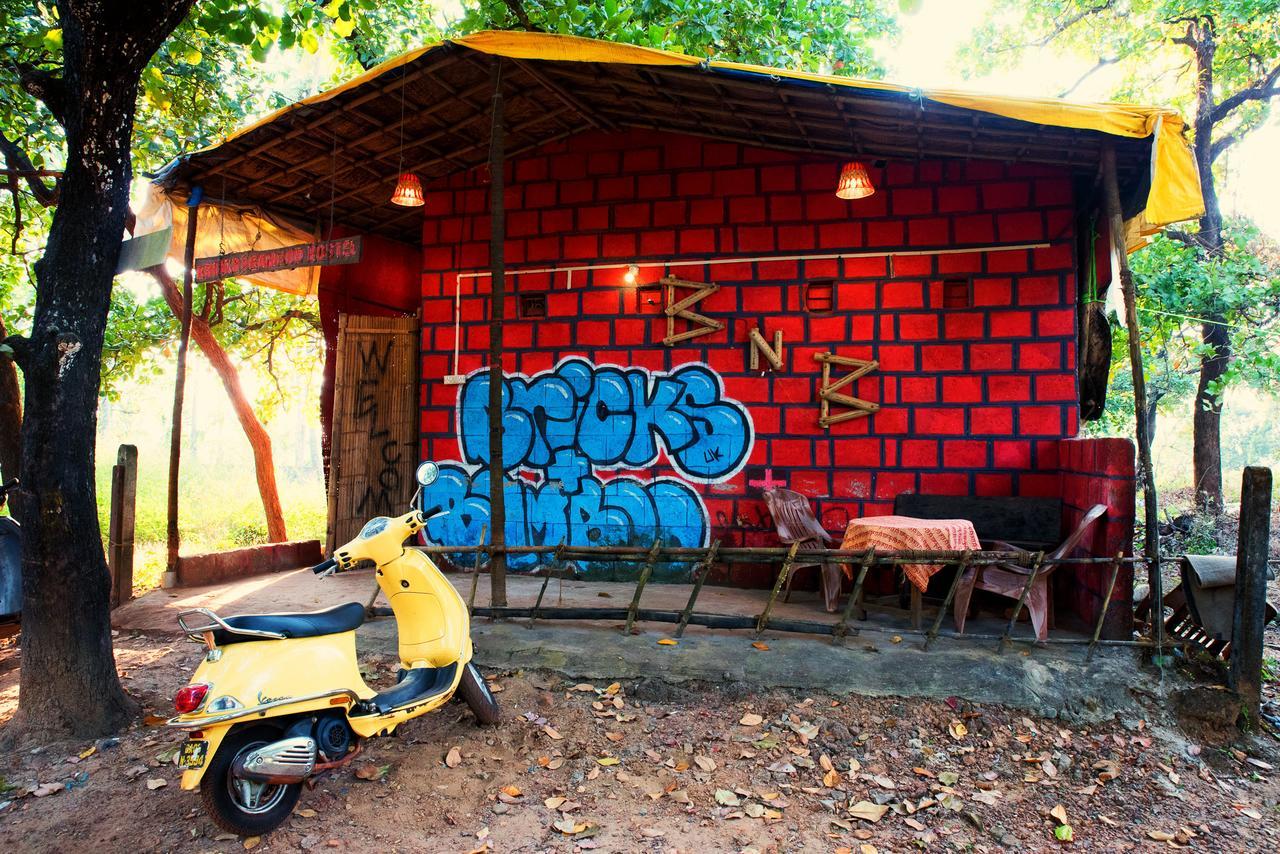 Bricks And Bamboo Hostel Anjuna Exterior photo